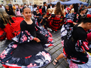 FOTOGALERIE: Prahou prošli v rámci festivalu Khamoro romští hudebníci a tanečnice
