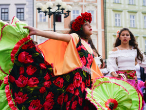FOTOGALERIE: Prahou prošli v rámci festivalu Khamoro romští hudebníci a tanečnice
