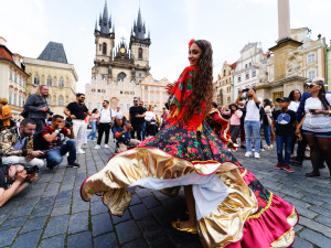 FOTOGALERIE: Prahou prošli v rámci festivalu Khamoro romští hudebníci a tanečnice