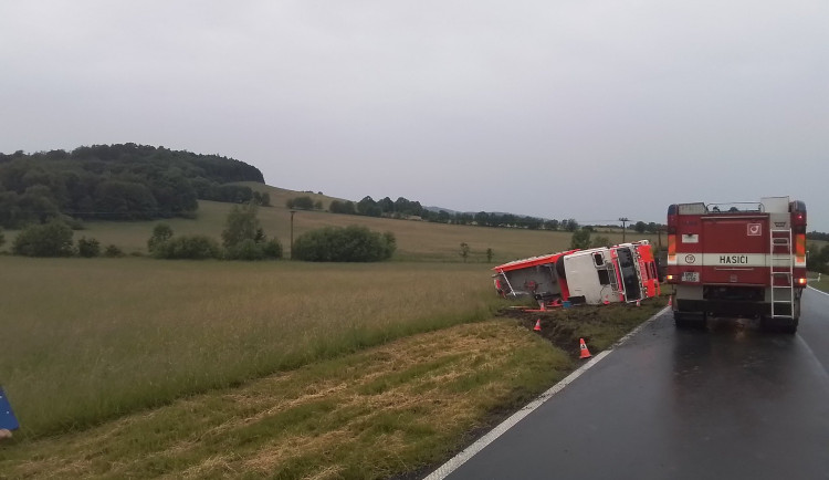 Na Jesenicku havarovala hasičská cisterna. Dva hasiči skončili v péči záchranářů