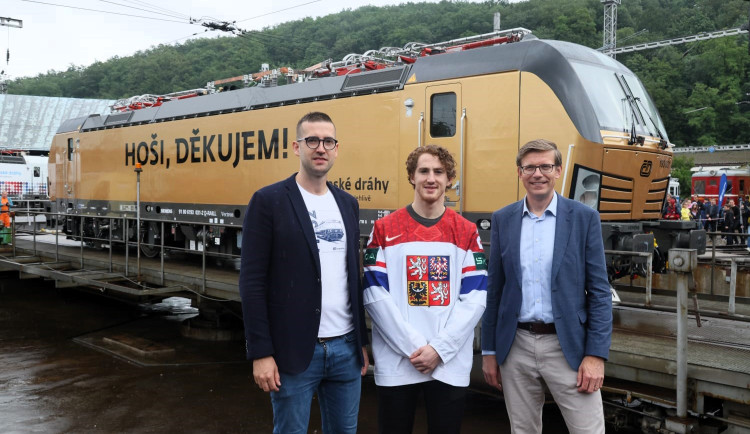 Hoši, děkujem! Na počest vítězných hokejistů vyjela v Praze do provozu zlatá lokomotiva