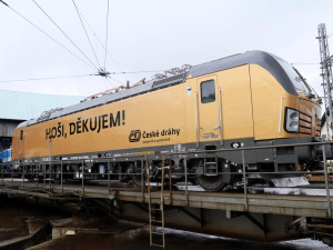 Hoši, děkujem! Na počest vítězných hokejistů vyjela v Praze do provozu zlatá lokomotiva