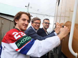 Hoši, děkujem! Na počest vítězných hokejistů vyjela v Praze do provozu zlatá lokomotiva