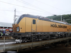 Hoši, děkujem! Na počest vítězných hokejistů vyjela v Praze do provozu zlatá lokomotiva