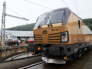 Hoši, děkujem! Na počest vítězných hokejistů vyjela v Praze do provozu zlatá lokomotiva