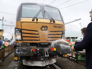 Hoši, děkujem! Na počest vítězných hokejistů vyjela v Praze do provozu zlatá lokomotiva