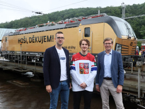 Hoši, děkujem! Na počest vítězných hokejistů vyjela v Praze do provozu zlatá lokomotiva
