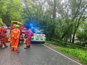Na jezu v Karlštejně se převrátila loď, zraněné dítě letecky transportovali do nemocnice