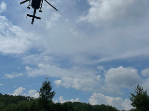 Na jezu v Karlštejně se převrátila loď, zraněné dítě letecky transportovali do Motola