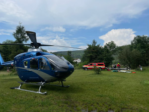 Na jezu v Karlštejně se převrátila loď, zraněné dítě letecky transportovali do Motola