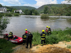 Na jezu v Karlštejně se převrátila loď, zraněné dítě letecky transportovali do Motola