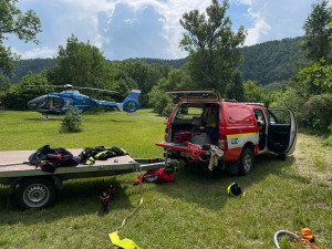 Na jezu v Karlštejně se převrátila loď, zraněné dítě letecky transportovali do Motola