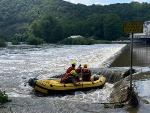 Na jezu v Karlštejně se převrátila loď, zraněné dítě letecky transportovali do Motola