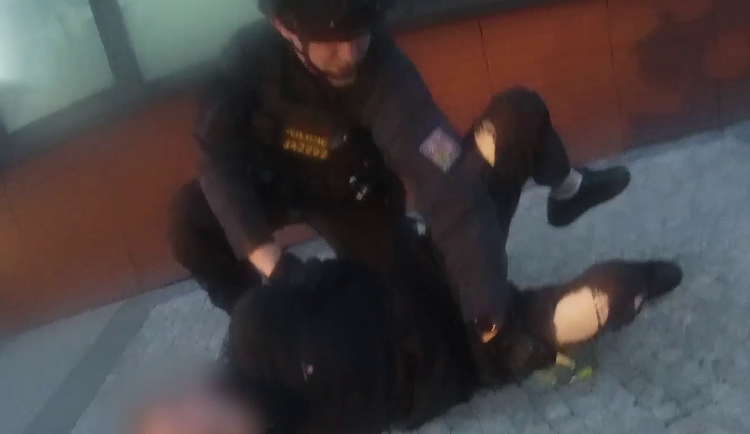 Muž skončil v poutech dvakrát