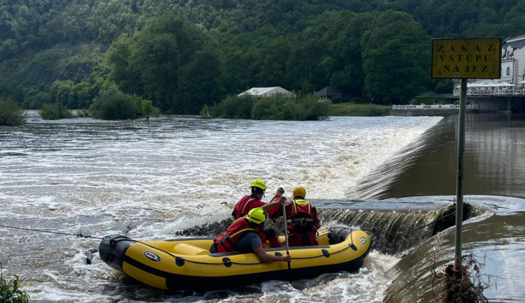 Na jezu v Karlštejně se převrátila loď, zraněné dítě letecky transportovali do Motola