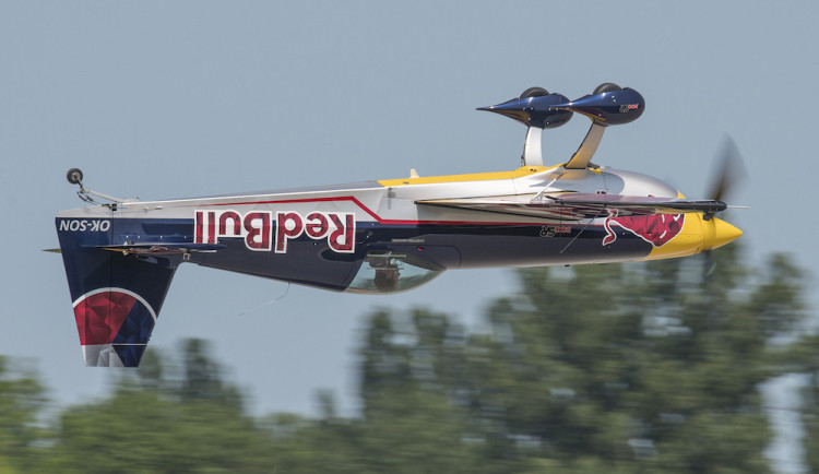 Aviatická pouť nabídne gripeny, akrobacii nebo vzácná historická letadla. Přiletí i skokan z vesmíru Felix Baumgartner.