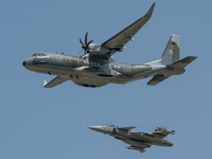 Aviatická pouť nabídne gripeny, akrobacii nebo vzácná historická letadla. Přiletí i skokan z vesmíru Felix Baumgartner.