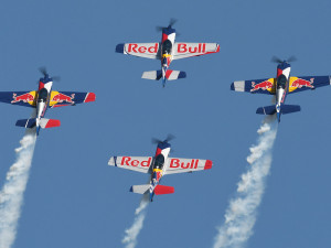 Aviatická pouť nabídne gripeny, akrobacii nebo vzácná historická letadla. Přiletí i skokan z vesmíru Felix Baumgartner.