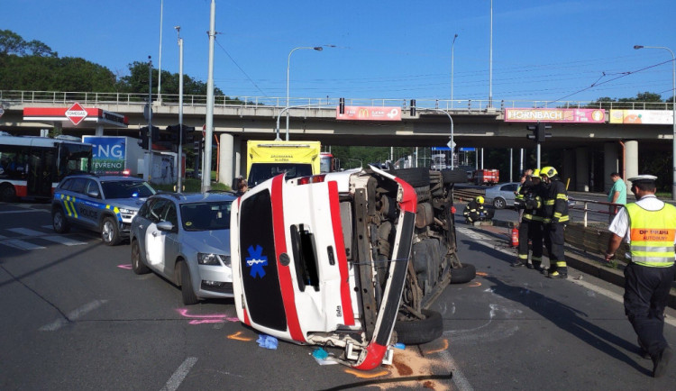 Na Plzeňské ulici havarovala sanitka a tři auta, doprava do centra stála