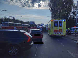 Na Plzeňské ulici havarovala sanitka a tři auta, doprava do centra stojí
