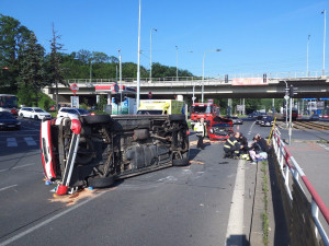 Na Plzeňské ulici havarovala sanitka a tři auta, doprava do centra stojí