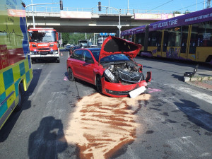 Na Plzeňské ulici havarovala sanitka a tři auta, doprava do centra stojí