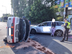 Na Plzeňské ulici havarovala sanitka a tři auta, doprava do centra stojí