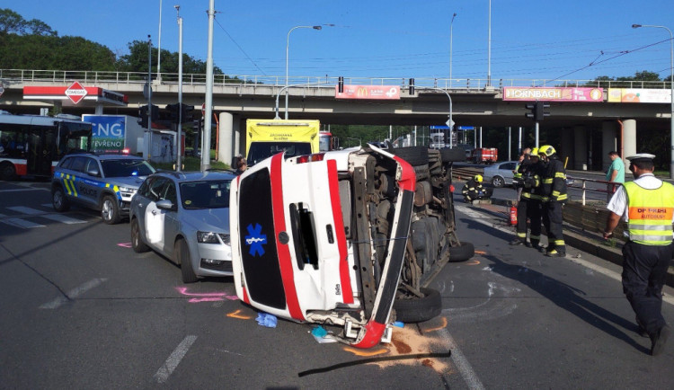 Na Plzeňské ulici havarovala sanitka a tři auta, doprava do centra stojí