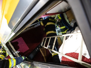 Hasiči budou odstraňovat následky nehody v Pardubicích celou noc. Omezí to železniční spojení s Prahou