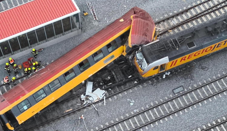 Hasiči budou odstraňovat následky nehody v Pardubicích celou noc. Omezí to železniční spojení s Prahou