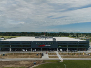 Louda Auto otevřel v Poděbradech největší autosalon předváděcích, zánovních a ojetých vozů v Evropě