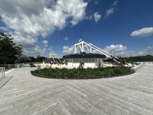 Terasy Křižíkových pavilonů prošly rekonstrukcí. Nápad na kluziště nevyšel