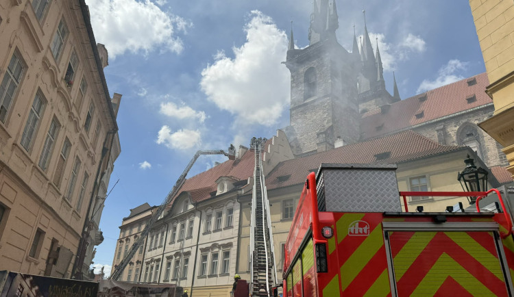 V historickém centru Prahy hoří střecha domu, na místě je pět jednotek hasičů