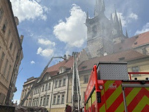 VIDEO: V historickém centru Prahy hořela střecha domu, hasiči evakuovali dvacet lidí