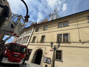 V historickém centru Prahy hoří střecha domu, na místě je pět jednotek hasičů