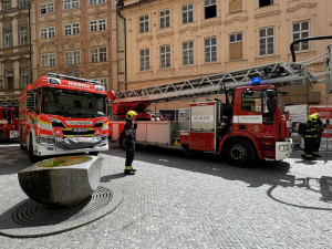 V historickém centru Prahy hoří střecha domu, na místě je pět jednotek hasičů