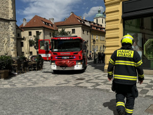 V historickém centru Prahy hoří střecha domu, na místě je pět jednotek hasičů
