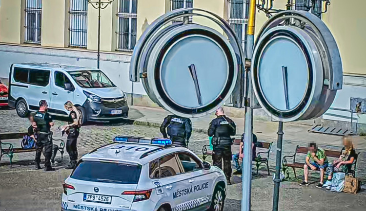 Dva muži se porvali před budovou hlavní pošty. Důvodem k potyčce byl malicherný spor o cigaretu