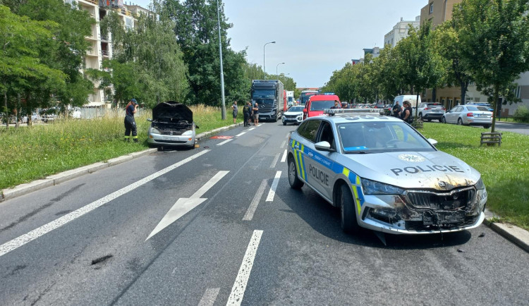 VIDEO: Hořící auto ujíždělo pražskou ulicí. Policisté ho zastavili vlastním vozem