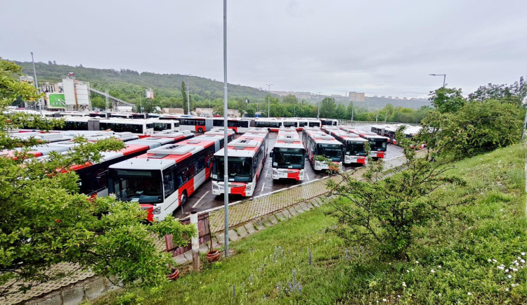 Dopravní podnik kvůli žhářskému útoku posílí ostrahu. Garáží i na akcích pro veřejnost