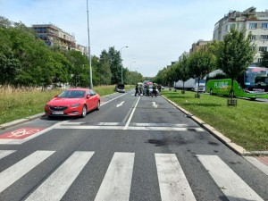 VIDEO: Hořící auto ujíždělo pražskou ulicí. Policisté ho zastavili vlastním vozem
