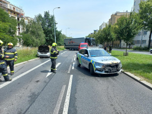 VIDEO: Hořící auto ujíždělo pražskou ulicí. Policisté ho zastavili vlastním vozem
