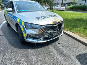 VIDEO: Hořící auto ujíždělo pražskou ulicí. Policisté ho zastavili vlastním vozem