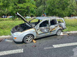 VIDEO: Hořící auto ujíždělo pražskou ulicí. Policisté ho zastavili vlastním vozem