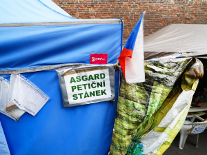 VIDEO: Petiční stánek u úřadu vlády zakryli plotem, začne vyklízení. Nedostanou se k nám vozíčkáři, stěžuje si Thor