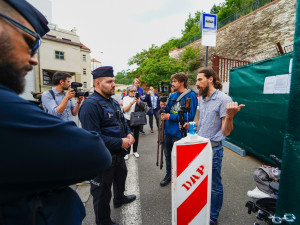 VIDEO: Petiční stánek u úřadu vlády zakryli plotem, začne vyklízení. Nedostanou se k nám vozíčkáři, stěžuje si Thor