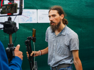 VIDEO: Petiční stánek u úřadu vlády zakryli plotem, začne vyklízení. Nedostanou se k nám vozíčkáři, stěžuje si Thor