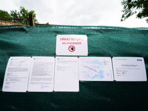 VIDEO: Petiční stánek u úřadu vlády zakryli plotem, začne vyklízení. Nedostanou se k nám vozíčkáři, stěžuje si Thor