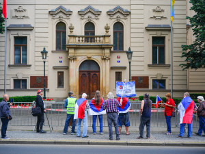 VIDEO: Petiční stánek u úřadu vlády zakryli plotem, začne vyklízení. Nedostanou se k nám vozíčkáři, stěžuje si Thor