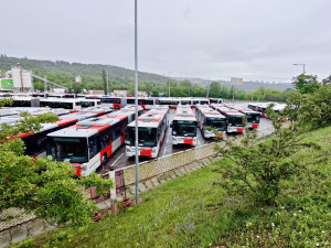 Dopravní podnik kvůli žhářskému útoku posílí ostrahu. Garáží i na akcích pro veřejnost